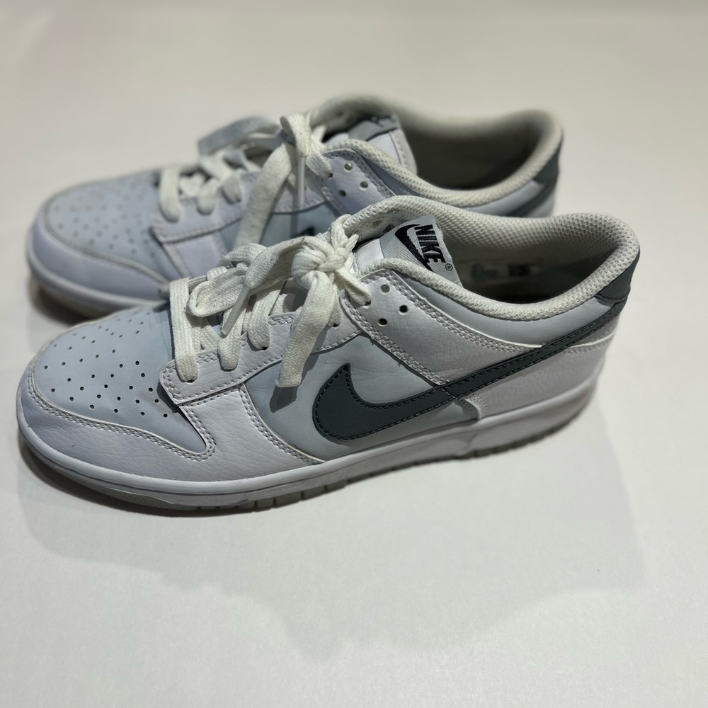 Nike Dunk Low Grade-School "Reflective Swoosh White" in white and grey Size 6